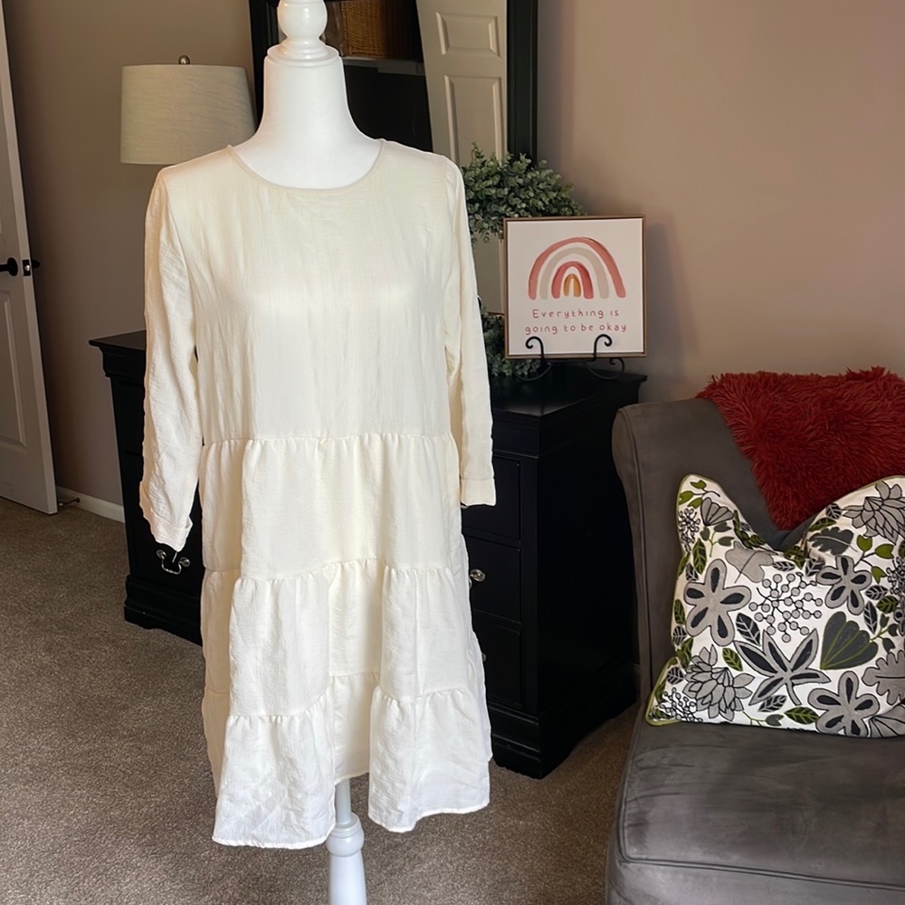 Cream cute tiered lightweight 3/4 sleeve.